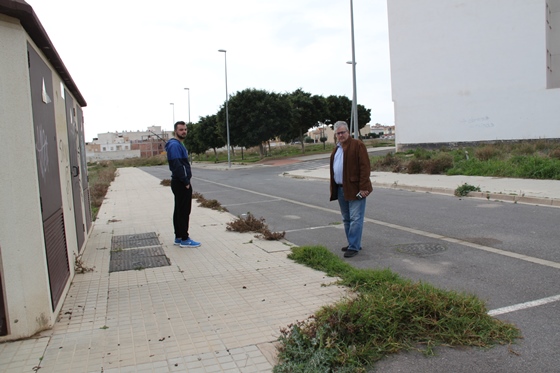 tomas elorrieta, con un vecino, en la calle ronda del oeste