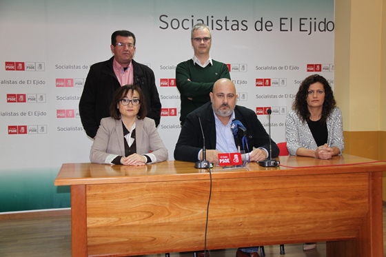 los concejales socialistas ejidenses, durante la rueda de prensa celebrada esta mañana