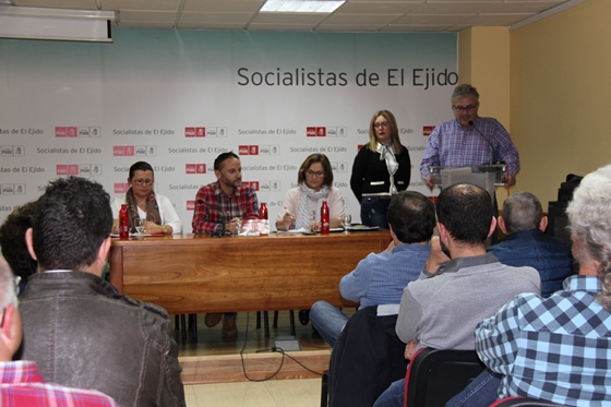 tomas elorrieta, presentando a los ponentes de la jornada