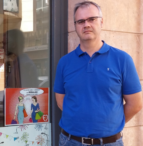 el concejal socialista juan godoy, en una zona comercial de el ejido