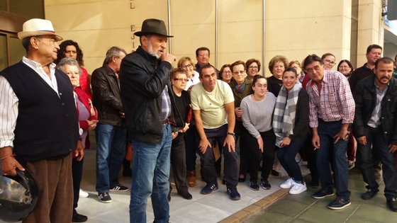 parte de los vecinos congregados en el ayuntamiento, junto a los concejales socialistas