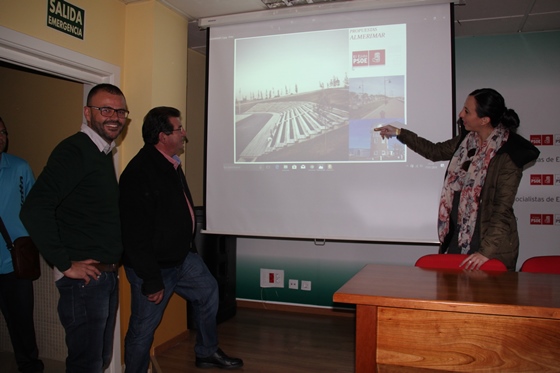 jose miguel alarcon y maria jose lezama, concejales socialistas, con juan alberto castillo, presentando propuestas para almerimar - copia