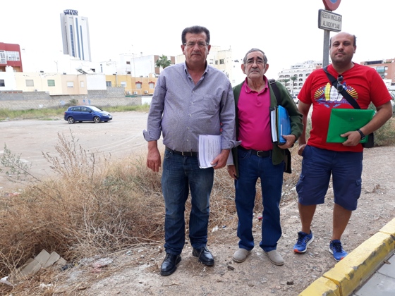 jose miguel alarcon y antonio tudela, junto a un vecino del barrio de las palmeras, en un solar invadido de basura y vegetacion