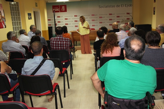 La sede del PSOE de El Ejido acogió anoche una asamblea informativa con Sonia Ferrer