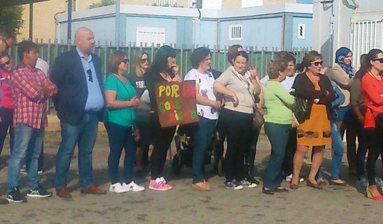 El PSOE de El Ejido asiste a la manifestación en demanda de la ampliación del colegio Miguel Servet, de Balerma