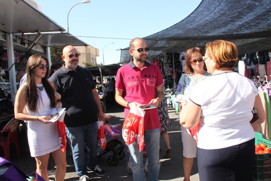 Los socialistas de El Ejido, en el mercadillo de Santa María del Águila