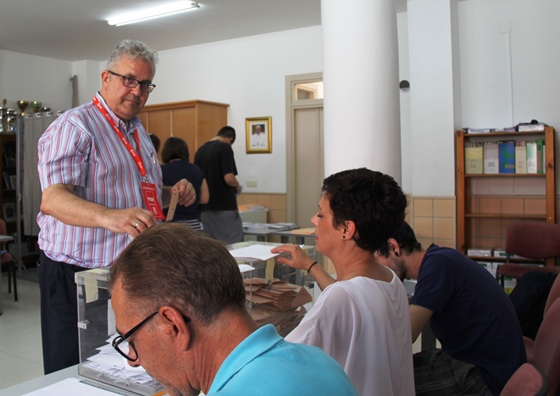 Tomás Elorrieta ejerce su derecho al voto