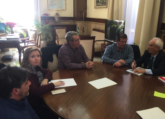 El portavoz del PSOE logra el compromiso del subdelegado del Gobierno para frenar con obra de emergencia la regresión de la costa de Balerma