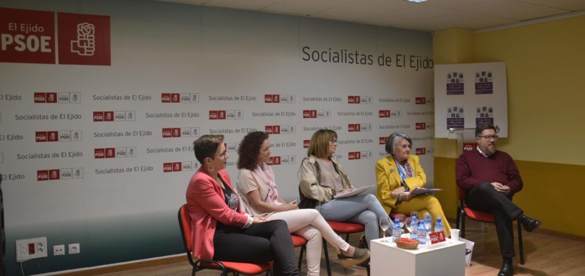La mesa redonda ‘La mujer en la vida política y sindical’ pone de relieve las asignaturas pendientes en materia de feminismo e igualdad