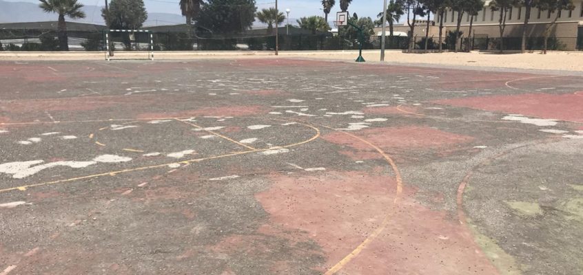 El PSOE de El Ejido denuncia que “después de tantas promesas del PP” las obras de las pistas del CEIP San Agustín siguen sin acometerse