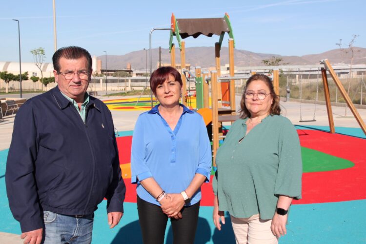 Concejales socialistas en el nuevo parque de Santa María del Águila