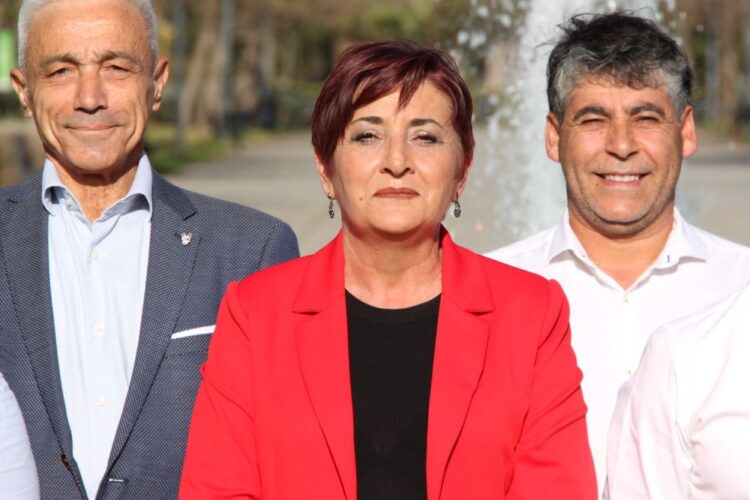 Maribel Carrión junto a miembros de la candidatura socialista