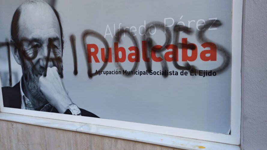Pintadas en la sede del PSOE de El Ejido
