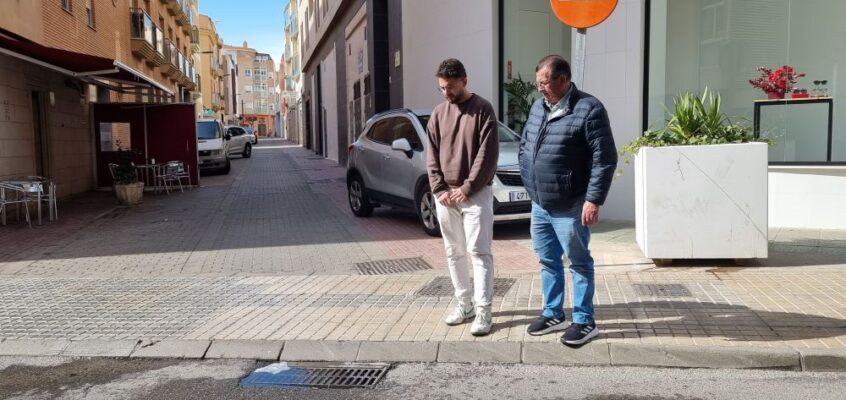 El PSOE denuncia el hedor que desprenden varias alcantarillas de la calle Barcelona