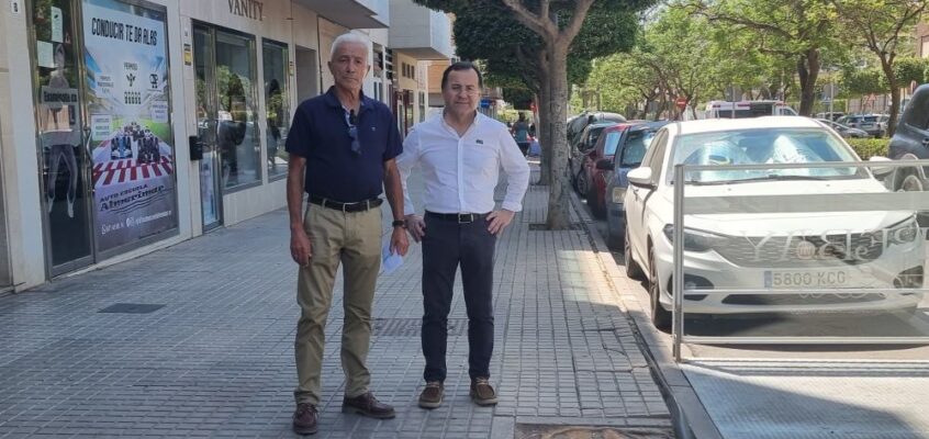 El PSOE de El Ejido critica la tala de dos árboles para poder desplegar un toldo en una terraza