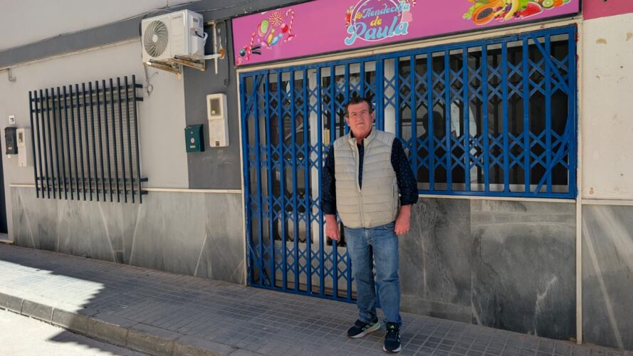 José Miguel Alarcón, junto a un comercio de la Loma de la Mezquita