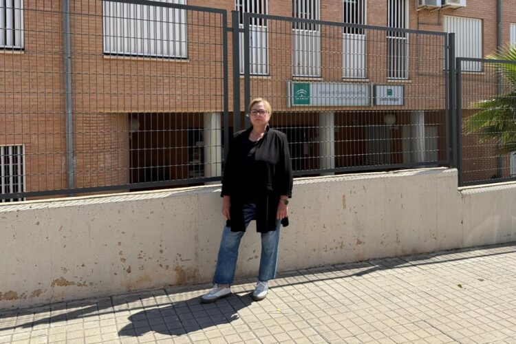 Mari Carmen Álamo, junto al IES Santa María del Águila