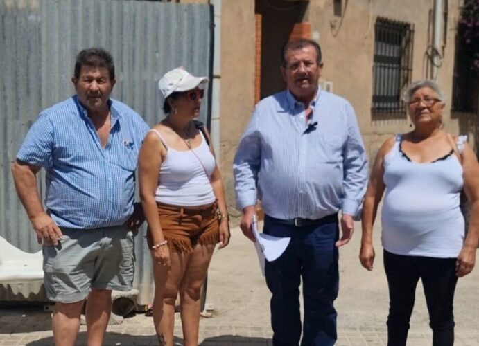 Ángel Sánchez y José Miguel Alarcón, junto a vecinas del Pozo de la Tía Manolica