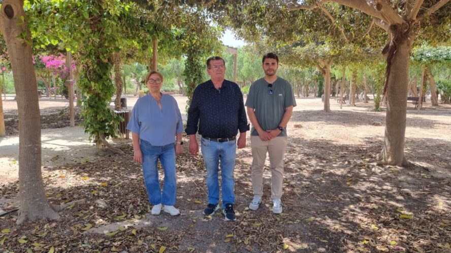 Mari Carmen Álamo, José Miguel Alarcón y Federico Galdeano, en el Parque Forestal de Matagorda